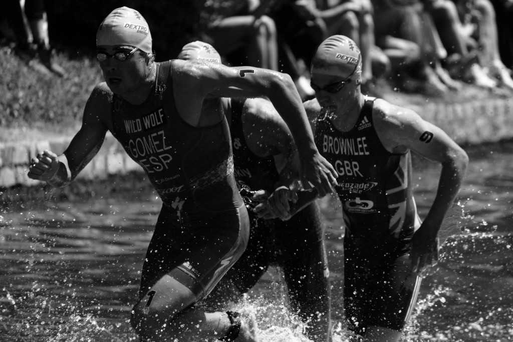 Javier Gómez Noya y Jonathan Brownlee, plata y bronce olímpicos, saliendo del agua.