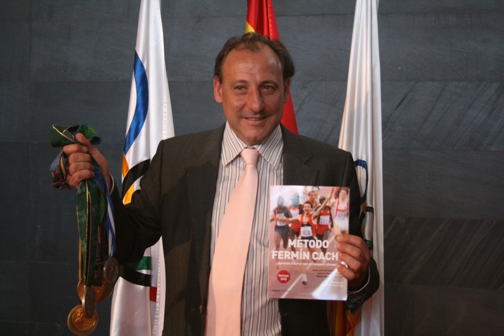 Fermín Cacho en la presentación del libro con las medallas conseguidas en los grandes campeonatos.