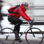 Un ciclista le planta cara al frío.