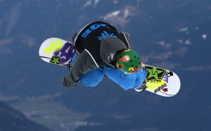 Un snowboarder en el aire