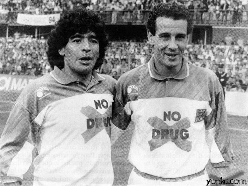 Curiosamenrte Julio Alberto y Maradona jugaron partidos en contra de la droga.
